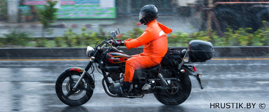 На мотоцикле под дождем
